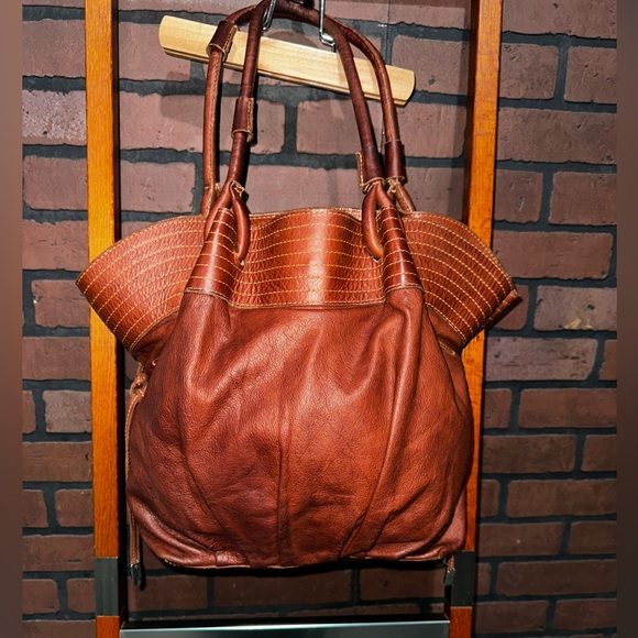 None Handbags - Elegant Brown Leather Shoulder Bag